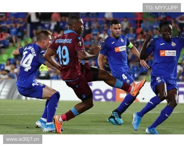 塞维利亚杯庆典后的市区垃圾困扰